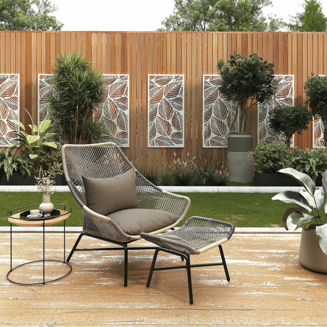 Simple touches that make a space feel finished 🌿

These panels add just enough detail to break up a plain fence and bring a bit of character to the garden.

All of our designs can be made to suit your space, with custom sizes and a range of colours to match your setup.

Clean, practical, and made to fit properly.

#GardenInspo #OutdoorLiving #GardenDesign #ModernGarden #GardenScreens BespokeDesign